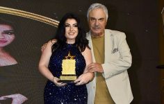 Ebru Torun’a ödülünü Halil Ergün verdi