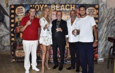 Noya Beach’te coşkulu Yeşilçam Gecesiİ: Nuri Alço’nun elinden gazoz içme yarışına girdiler!